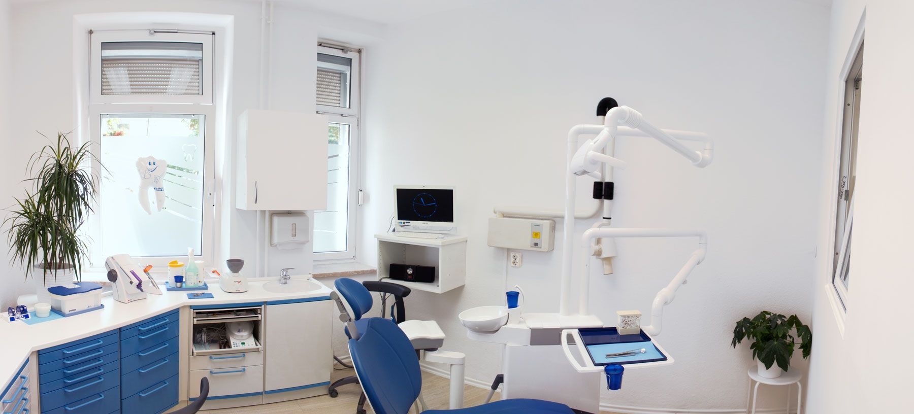 Praxisraum bei Zahnärztin Kristina Latt, mit Liege, in weiß und blau