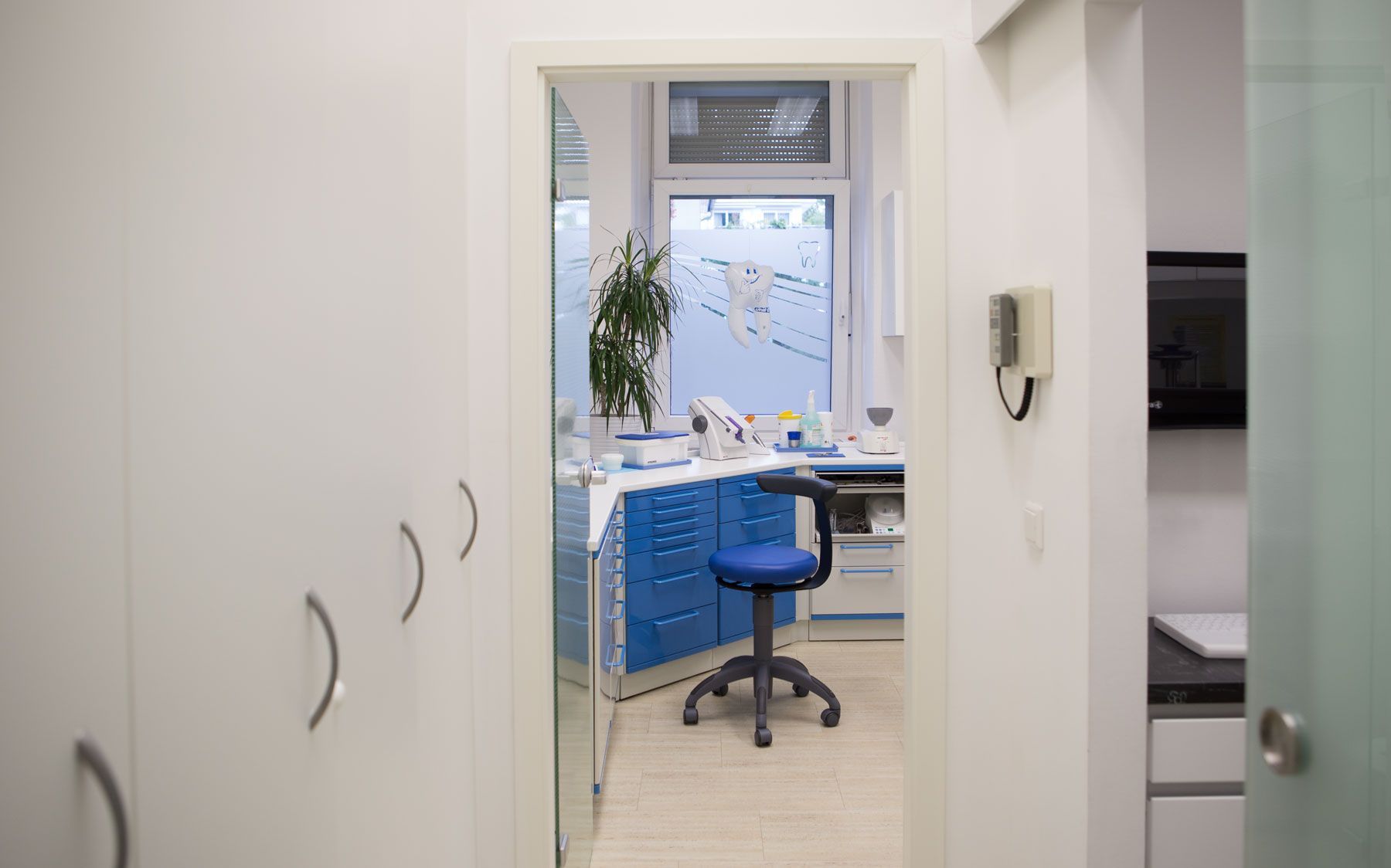 Einblick in einen Praxisraum bei Zahnärztin Kristina Latt