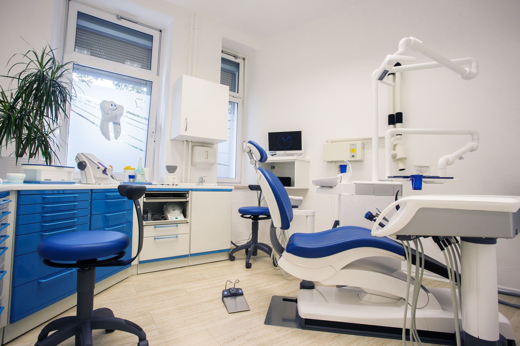 Praxisraum bei Zahnärztin Kristina Latt, mit Liege und Rollhocker, in weiß und blau