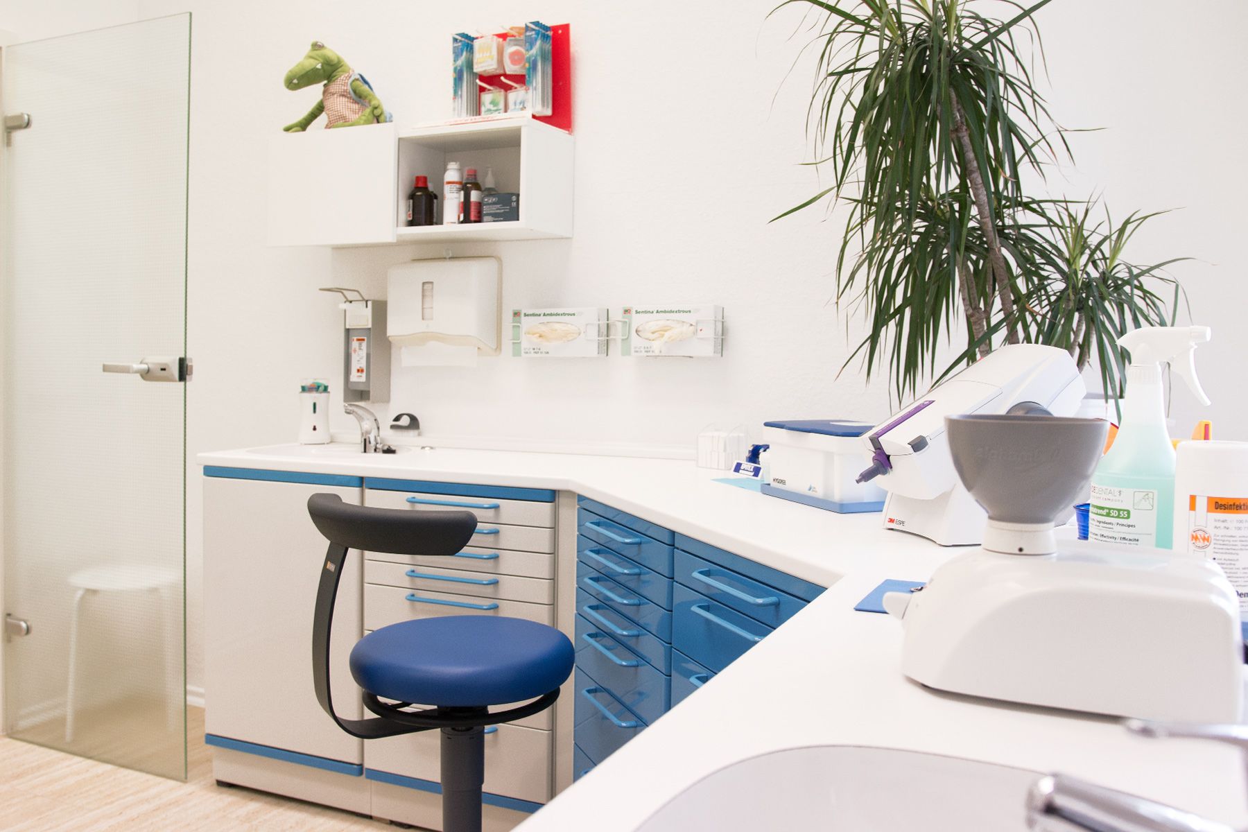 Praxisraum bei Zahnärztin Kristina Latt, mit Rollhocker, in weiß und blau