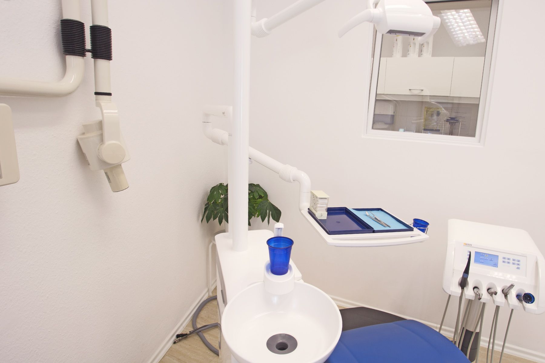 Weißer Praxisraum mit blauen Akzenten