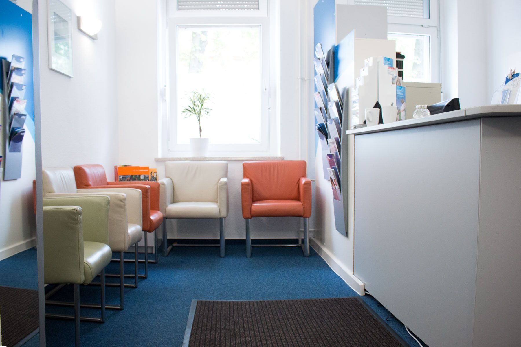 Empfang und Warteraum der Praxis