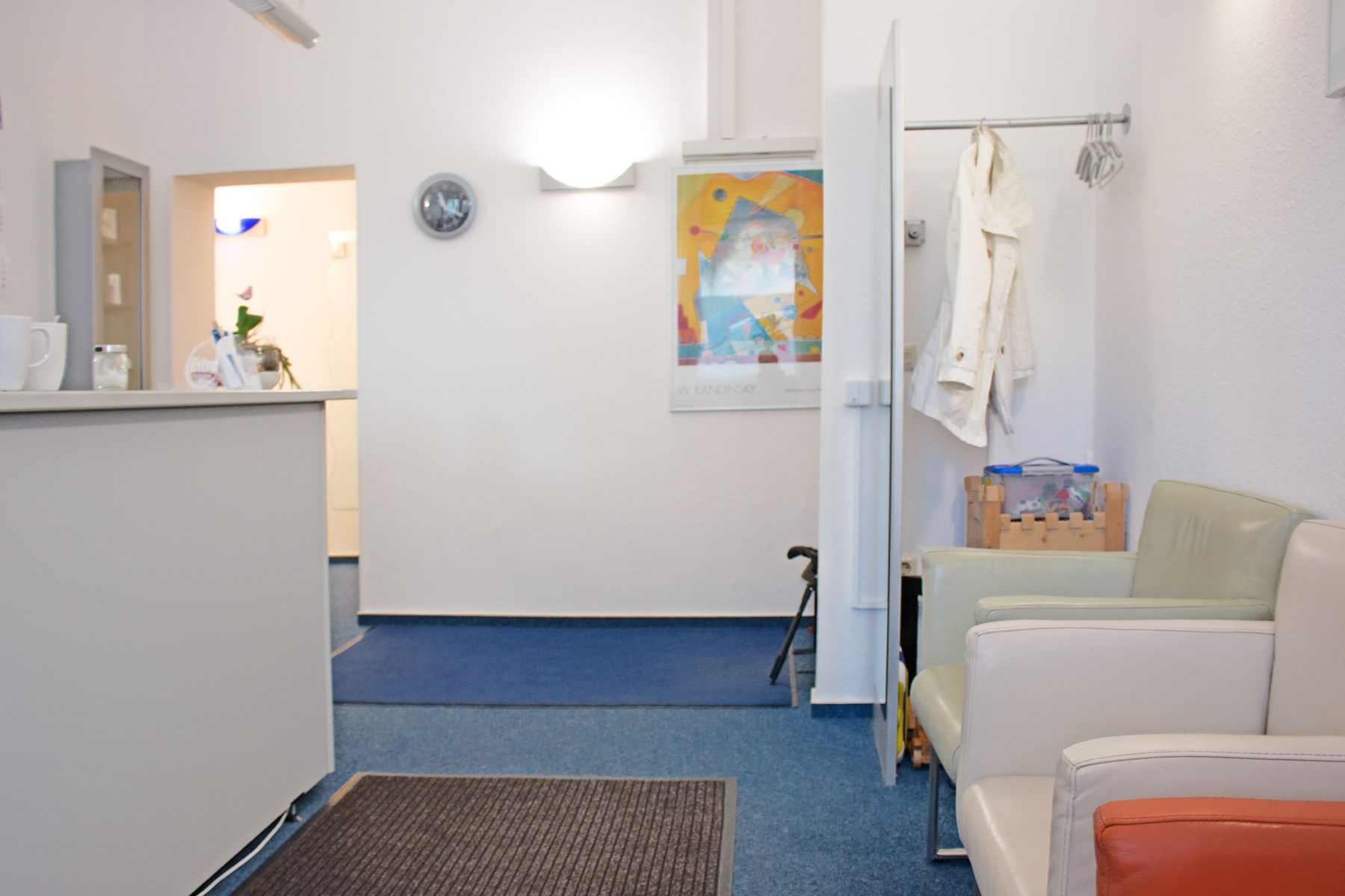Praxis Wartezimmer mit Stühlen