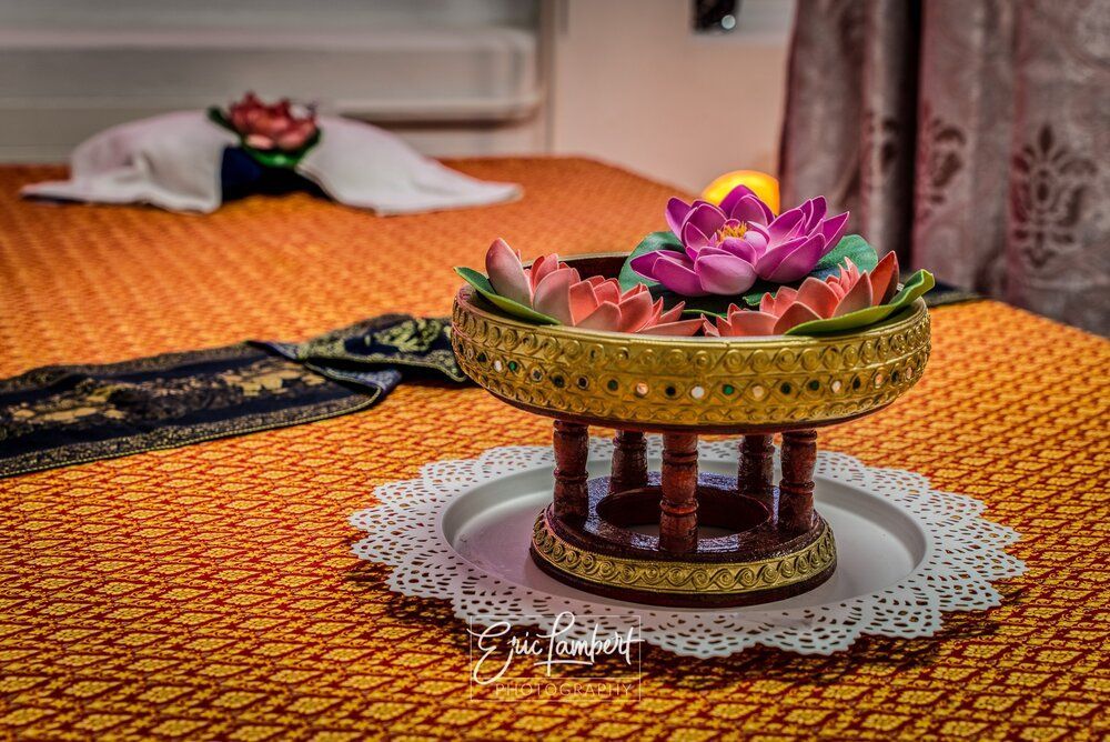 Schale mit Lotusblumen