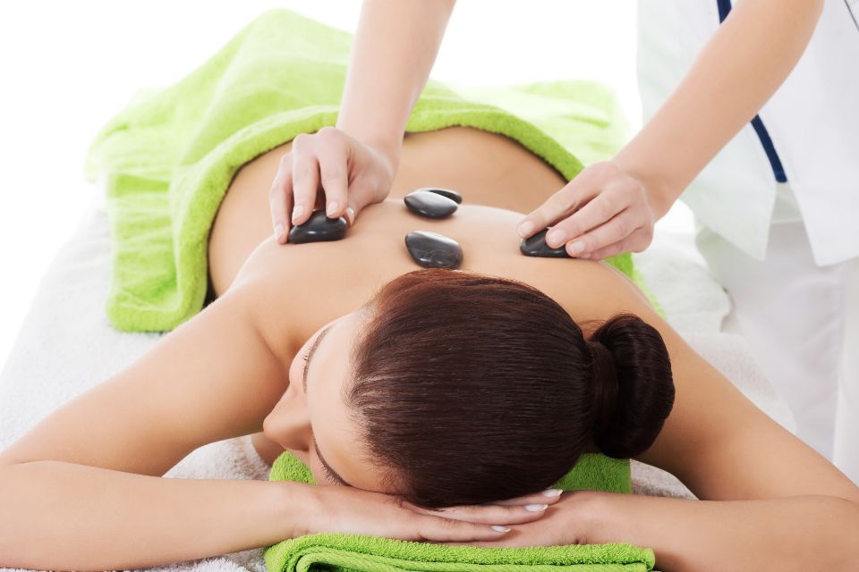 Frau bekommt eine Hot-Stone-Massage