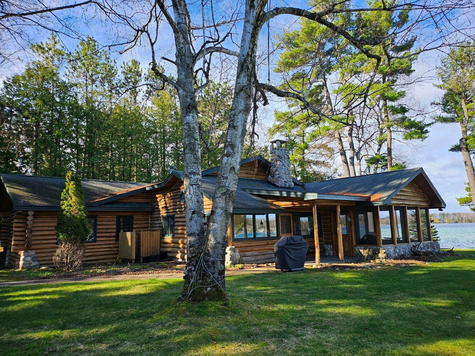 Log cabin for rent on lakefront
