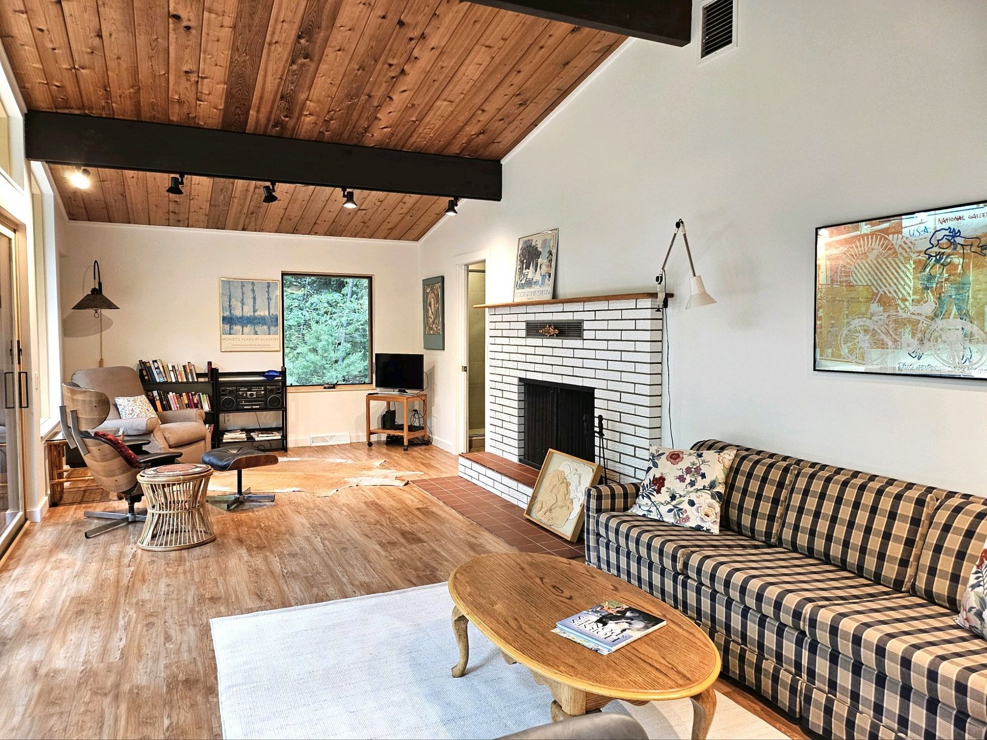 Cozy modern rental house with fireplace