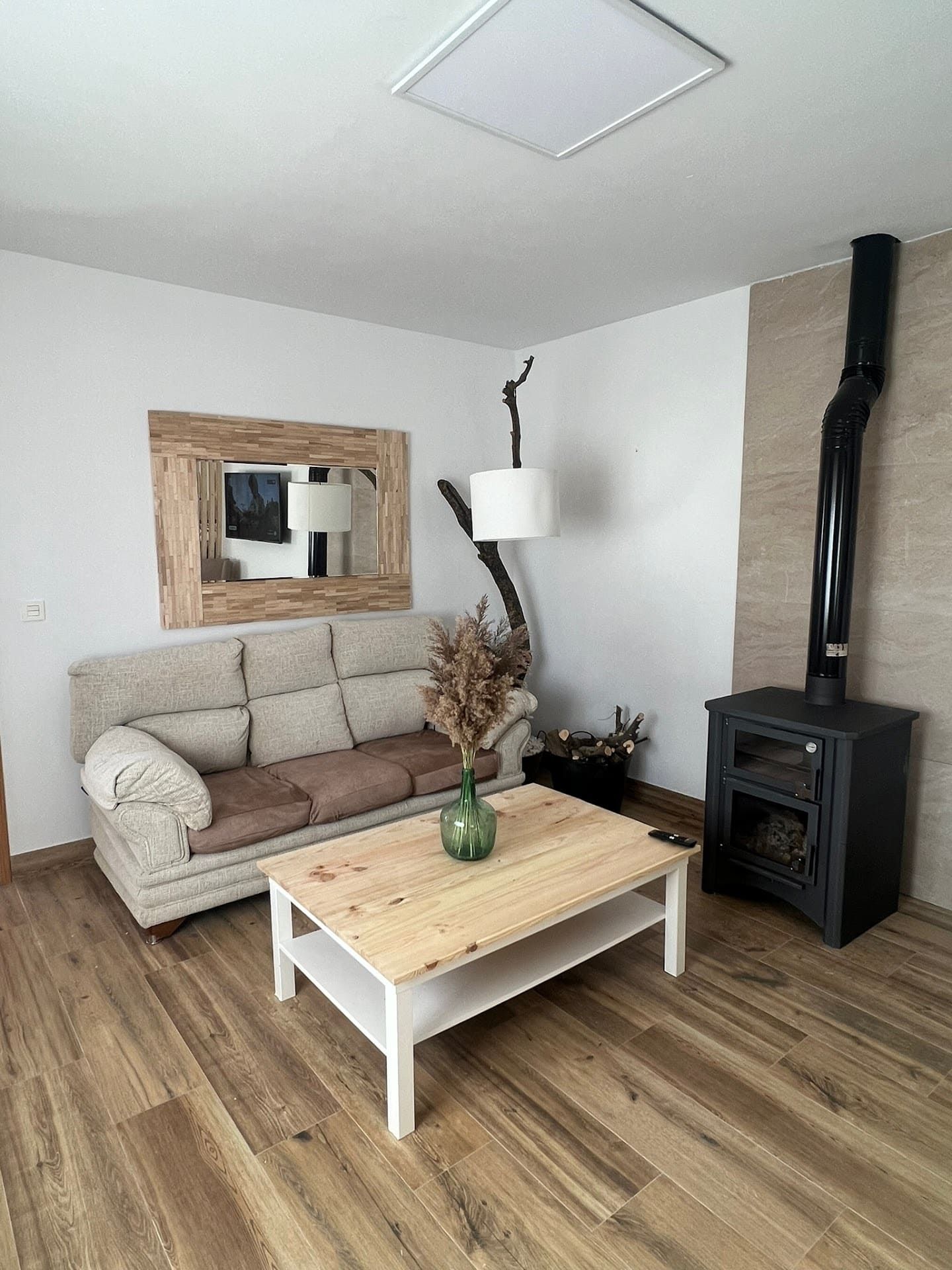 Una sala de estar con sofá, mesa de café y chimenea.