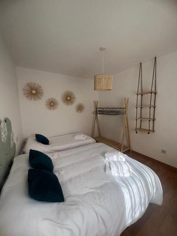 Un dormitorio con dos camas y una litera.