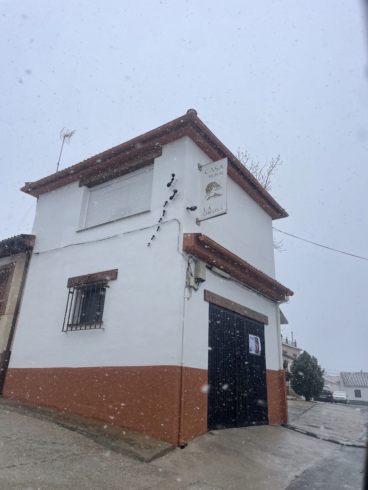 Un pequeño edificio blanco con un cartel que dice