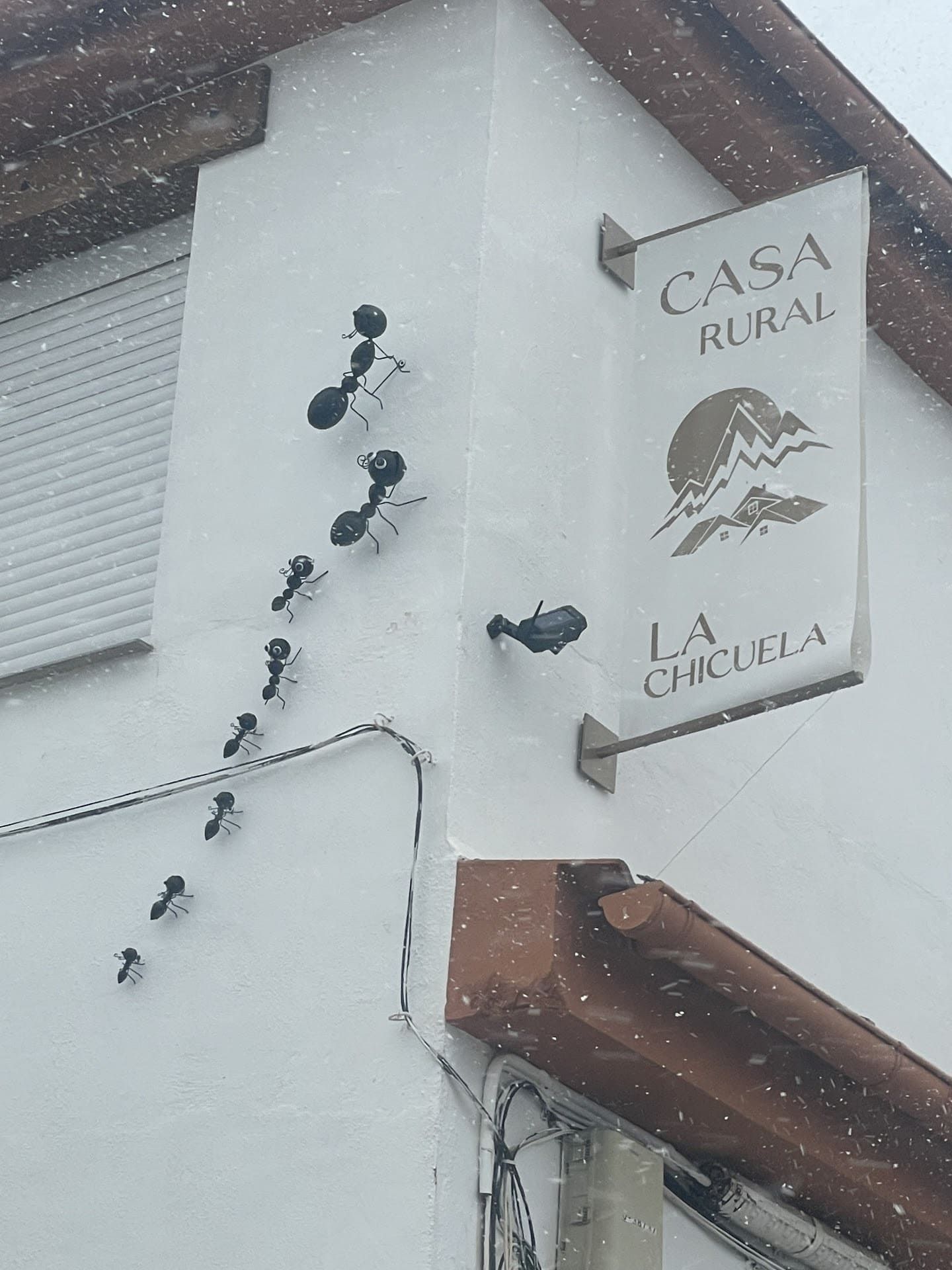 Un cartel en el costado de un edificio que dice casa rural.