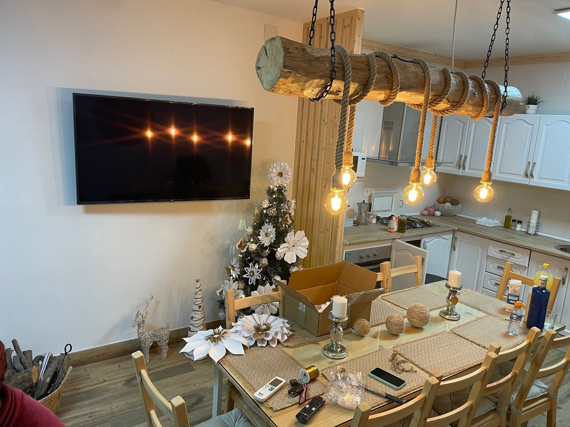 Un comedor con mesa y sillas y un televisor de pantalla plana.