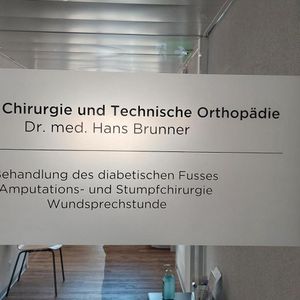 Tür der Praxis von Dr. med. Hans Brunner