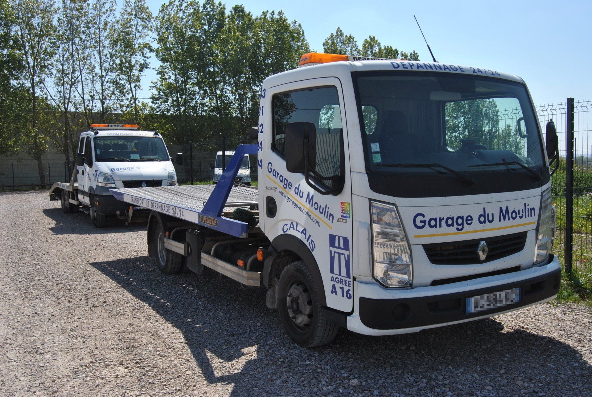 Camion de dépannage avec remorque