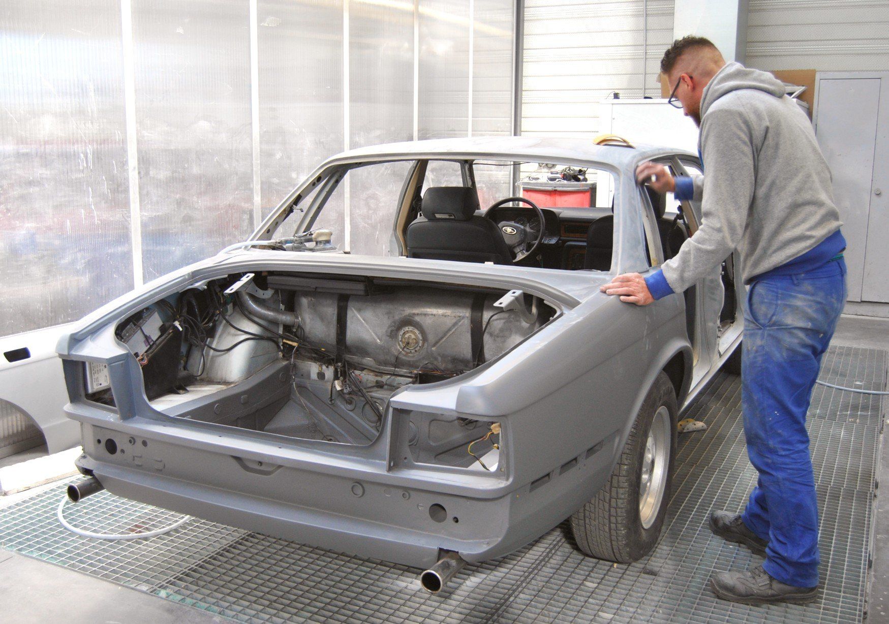 Voiture grise démontée