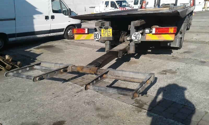 Remorque d'une voiture pour dépannage