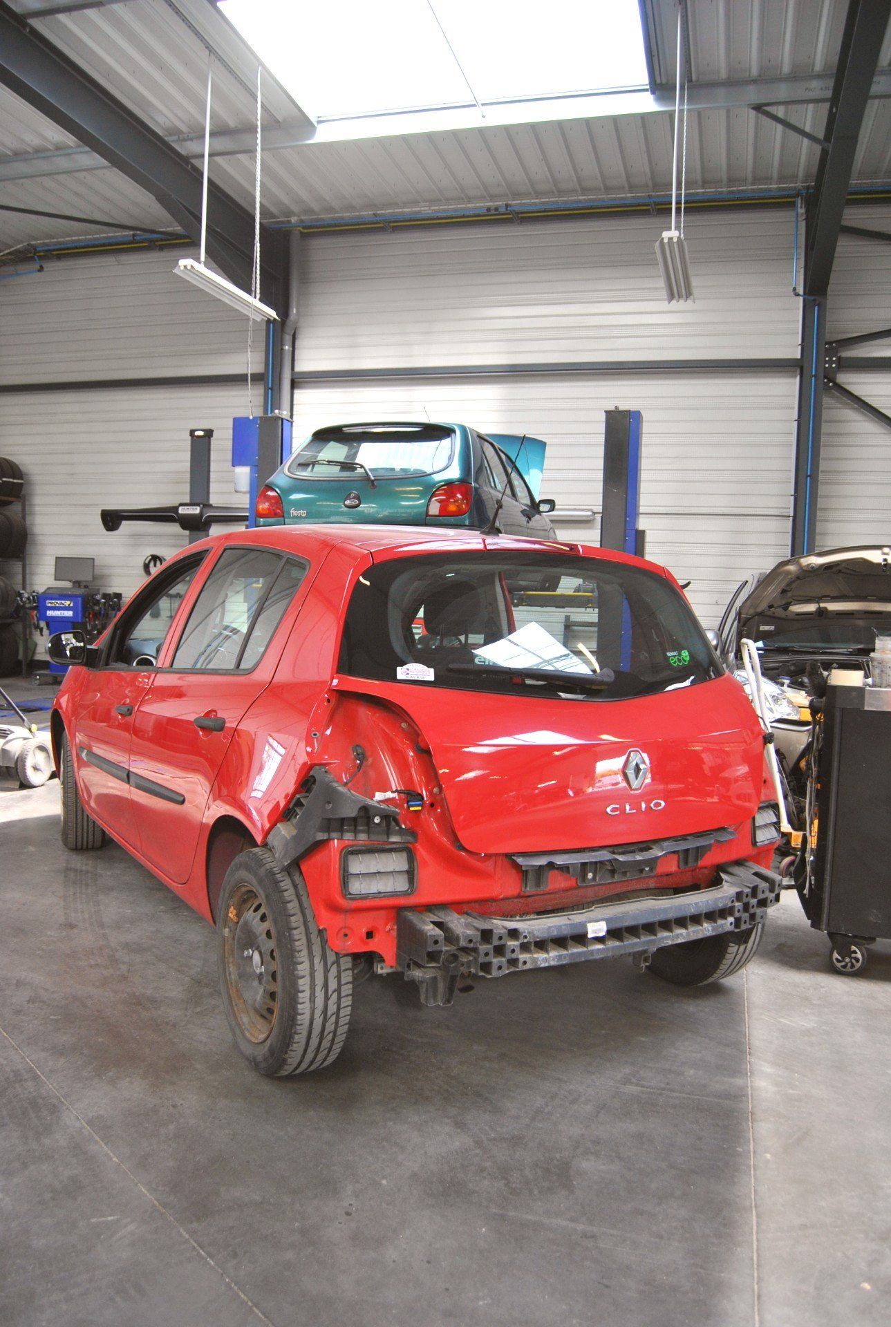 Voiture rouge cassée