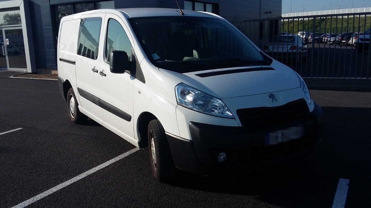Véhicule utilitaire de type kangoo blanc de Peugeot