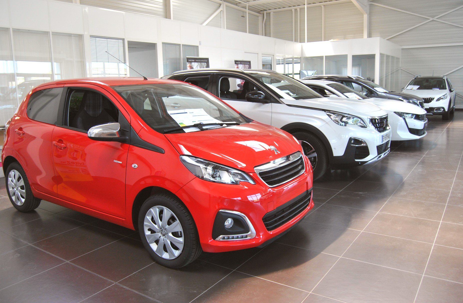 Ligne de voitures rouges et blanches