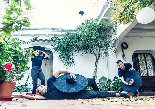 Un grupo de personas posan para una fotografía en un patio.