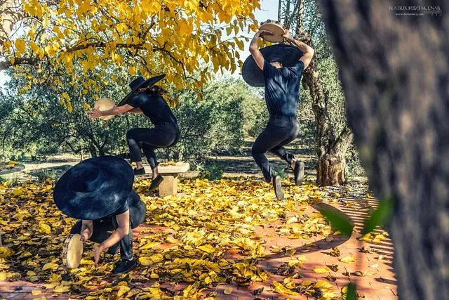 Un grupo de personas está saltando en el aire en un parque.