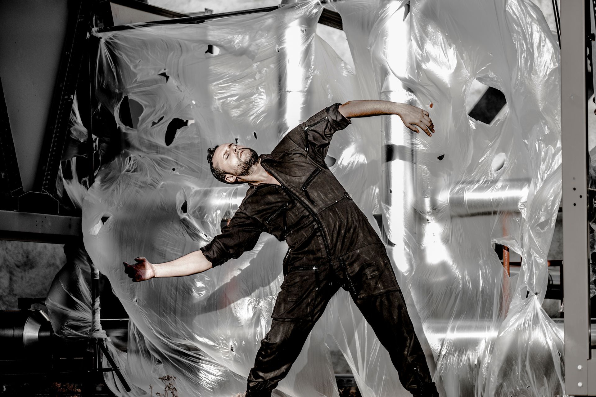 Un grupo de personas está bailando en un escenario.