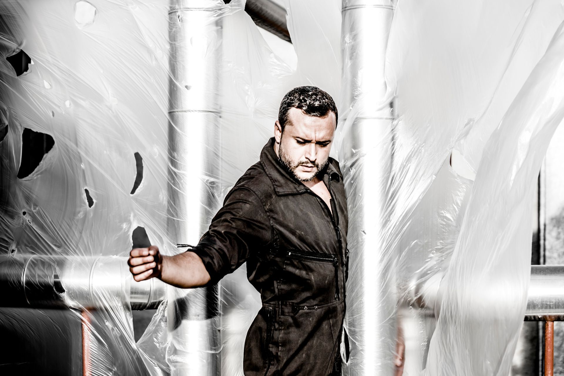 Una pareja de bailarines están bailando en un escenario con luces colgando del techo.