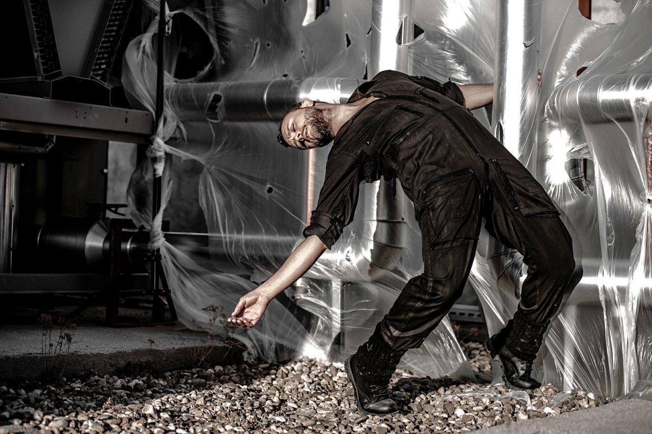 Un grupo de personas están acostadas una encima de la otra en un escenario.