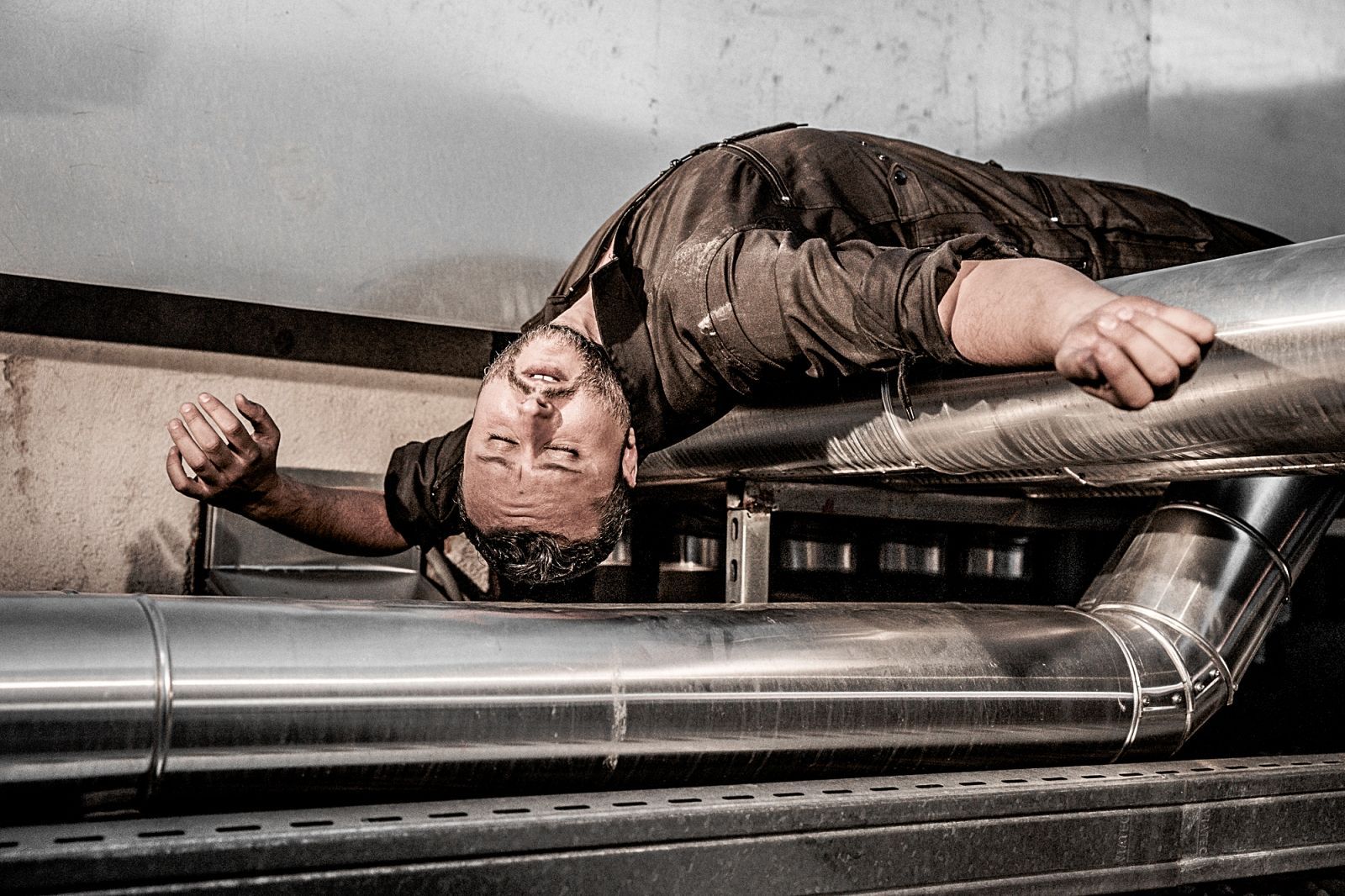 Un hombre y una mujer están acostados en el suelo en una habitación oscura.