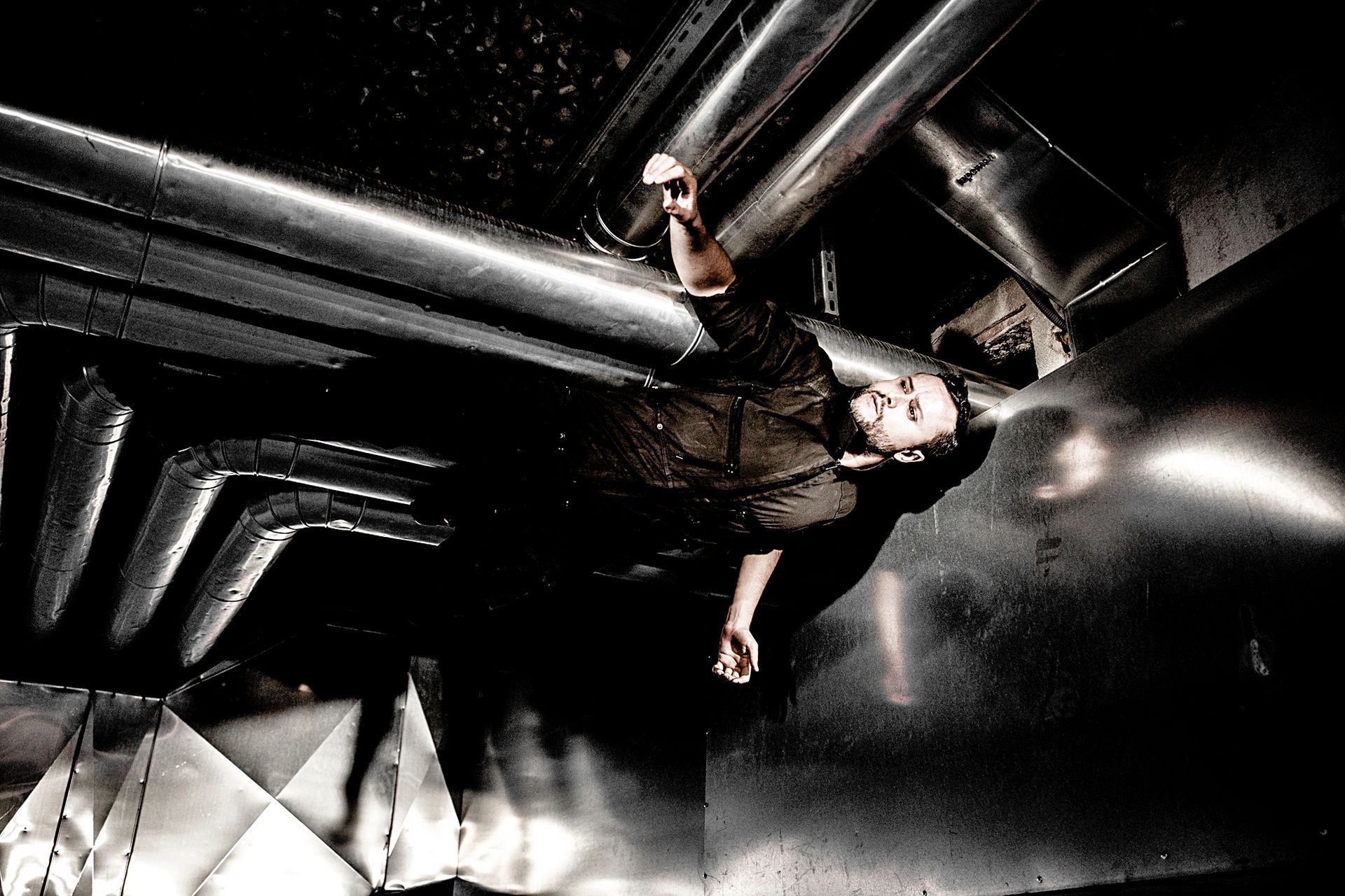 Un grupo de personas está bailando en un escenario.