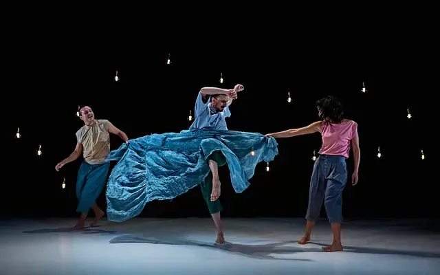 Un grupo de personas está bailando en un escenario.