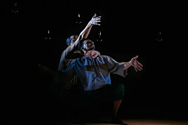 Una pareja está bailando en una habitación oscura.