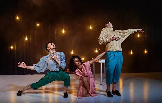 Un grupo de personas está bailando en un escenario.