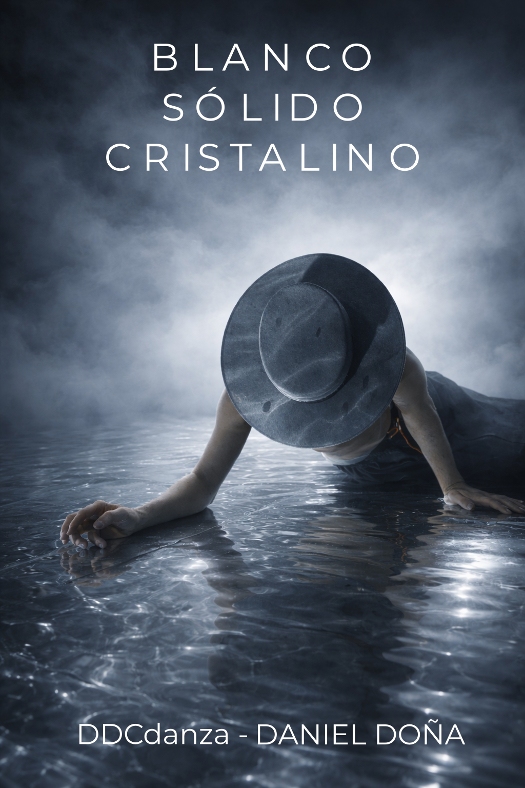 Un hombre está de pie en la oscuridad con las manos extendidas.