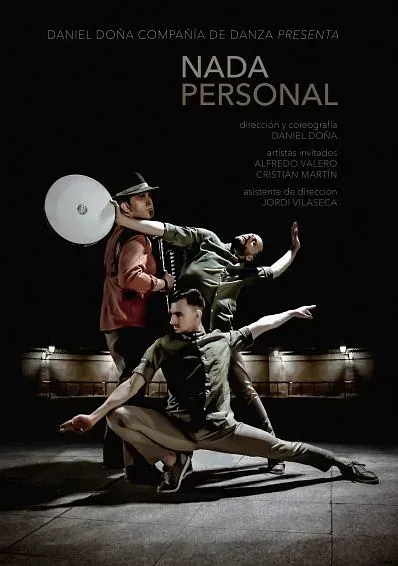 Un cartel de Nada Personal muestra a tres hombres bailando.