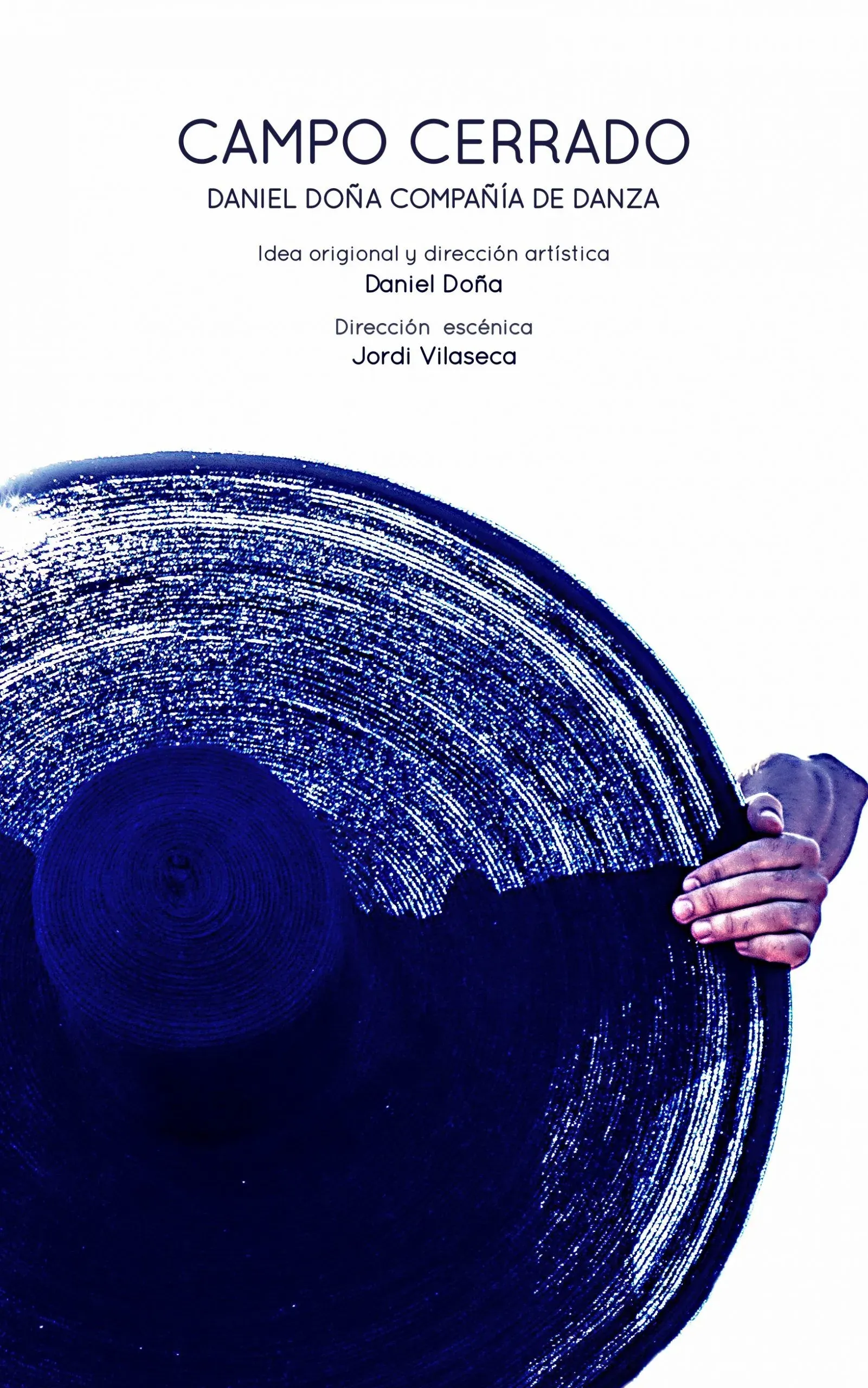 Una persona sostiene un objeto azul con las palabras campo cerrado en él.