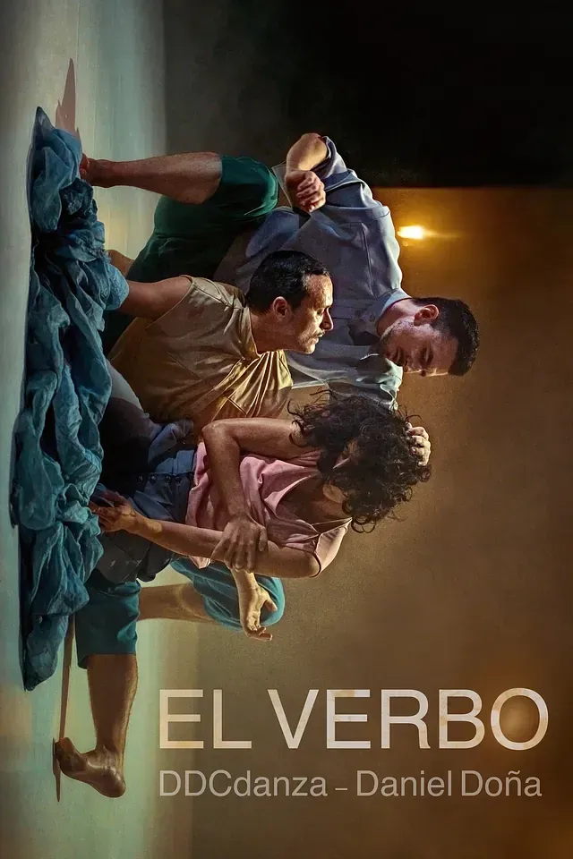 Un grupo de personas están bailando juntas en un escenario.