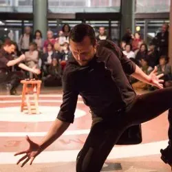 Un hombre está bailando en un escenario frente a una multitud.