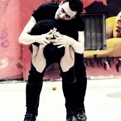 Un hombre lleva a otro hombre en su espalda.