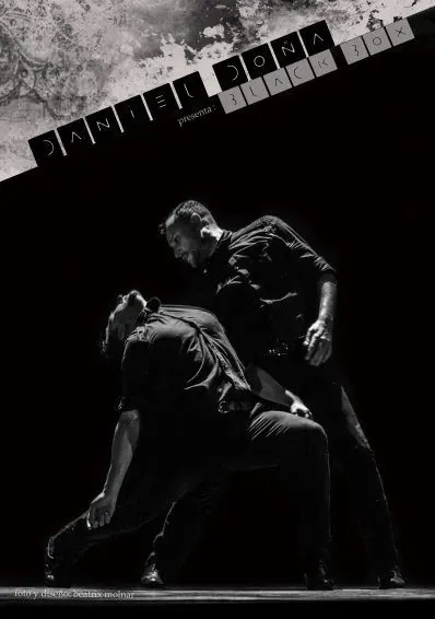 Una fotografía en blanco y negro de dos hombres bailando en un escenario.