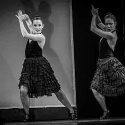 Dos mujeres bailan en un escenario en una foto en blanco y negro.