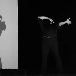 Una fotografía en blanco y negro de un hombre bailando en un escenario.