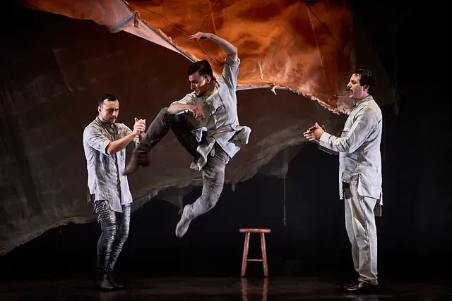 Un grupo de hombres están parados uno al lado del otro en un escenario.