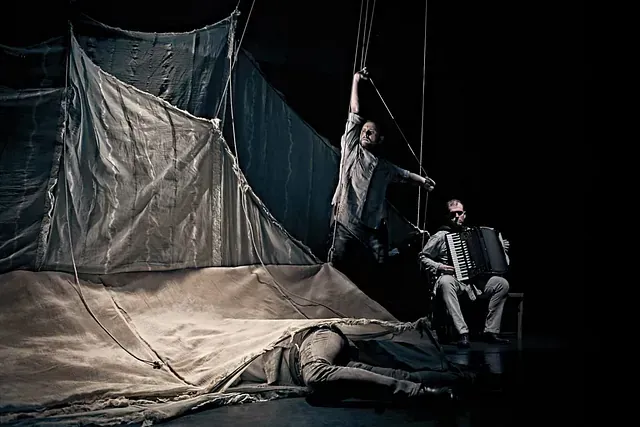 Un grupo de personas tocan el acordeón en un escenario.