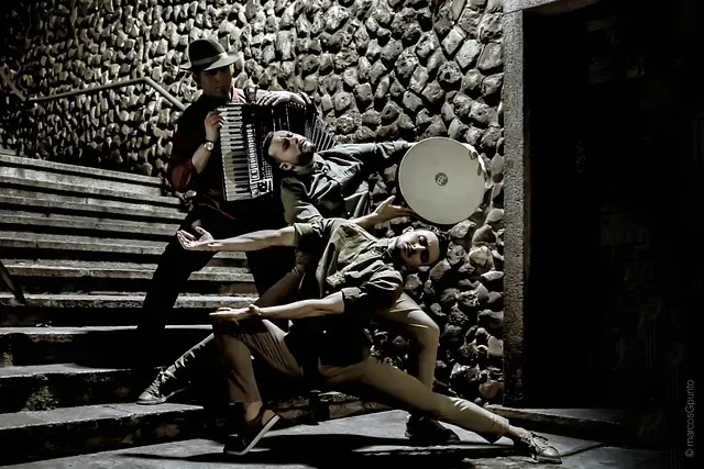 Un grupo de personas está de pie en unas escaleras tocando instrumentos.