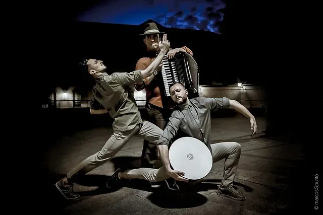 Un grupo de hombres están parados uno al lado del otro en una habitación oscura.