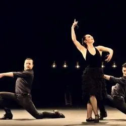 Un grupo de personas está bailando en un escenario.