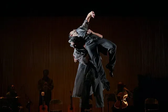 Un hombre y una mujer están bailando en un escenario.