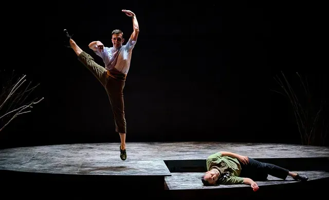 Un hombre y una mujer están bailando en un escenario.