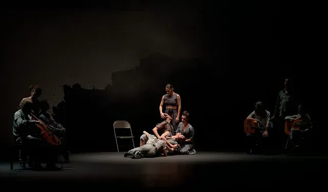 Un grupo de personas están sentadas en sillas en un escenario.